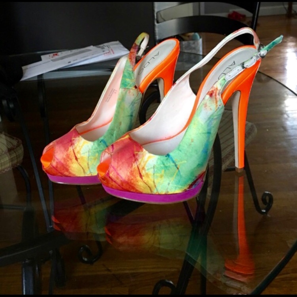 Beautiful bright peep toe heels👠
